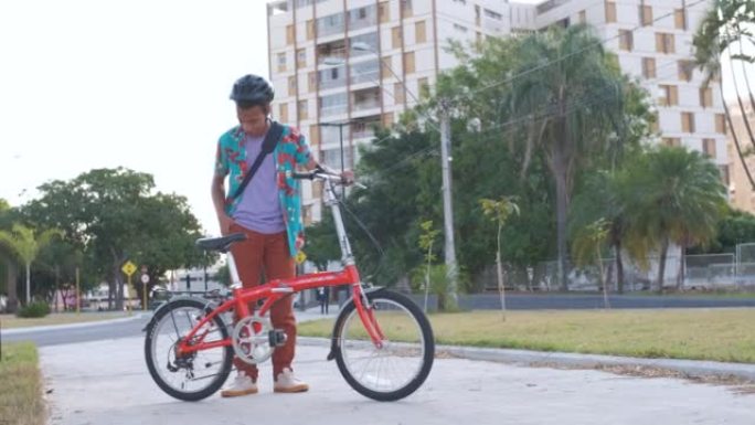 年轻人带着防护装备骑自行车上下班