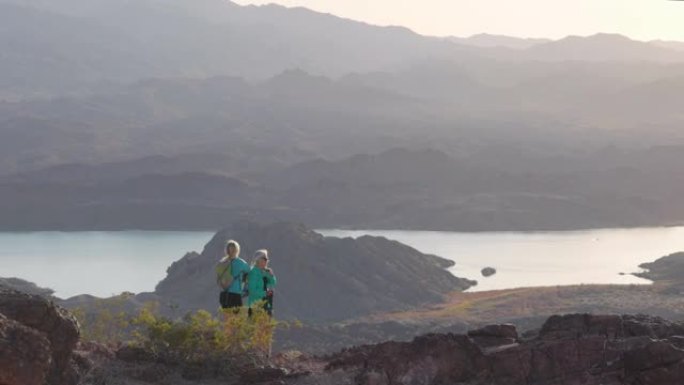 成熟的女性徒步旅行者登上沙漠山脊