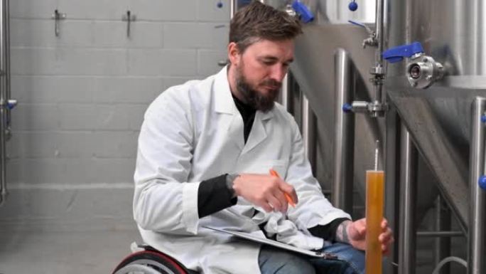 专业的酿酒师控制啤酒厂的精酿啤酒生产过程，用比重计测量饮料密度。高质量4k镜头