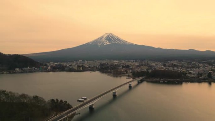富士山和桥梁的空中后退