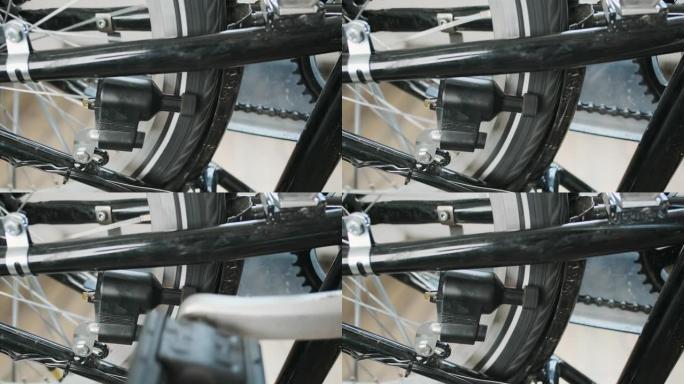 自行车发电机，车轮和踏板旋转，特写。一种老式的自行车发电机，可以在轮胎周围旋转电。