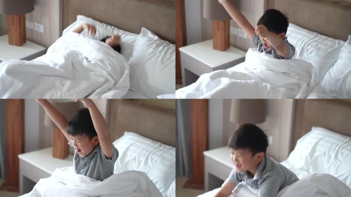 亚洲男孩在卧室醒来玩躲猫猫
