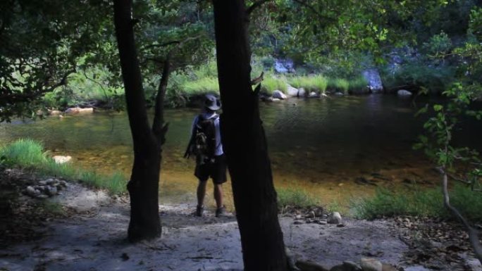 一名徒步旅行者在巴西米纳斯吉拉斯州中部检查一条海拔800米的小溪