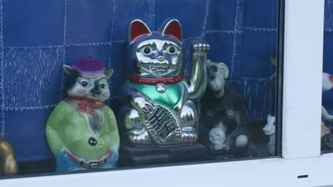白俄罗斯Bobruisk-2022年6月18日: 窗户上的玩具中有一只猫在挥舞着爪子。