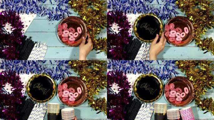 生日派对概念: 彩色金属丝，配有一次性杯子和盘子、木桌上的吸管和糖果果冻