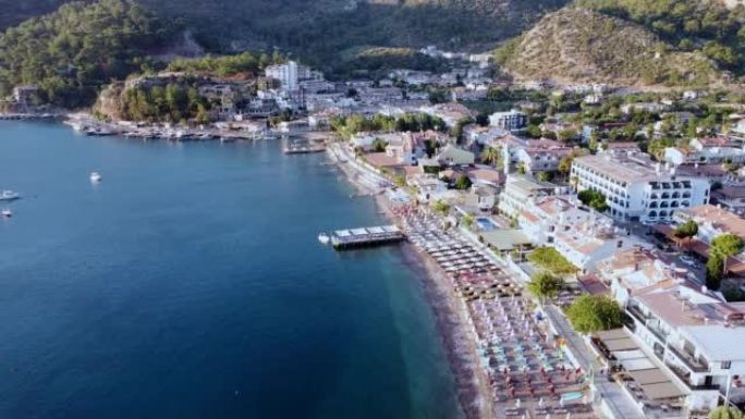 土耳其图伦克度假村海滨码头和海滩的无人机视图。被群山环绕的旅游度假小镇