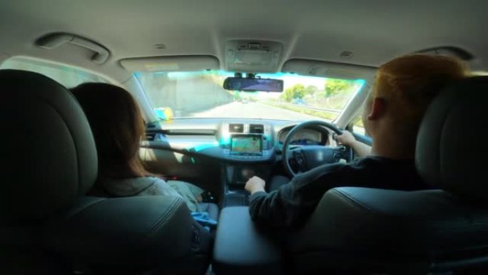 新手司机第一次带他的母亲去兜风。妈妈用智能手机捕捉了她第一次公路旅行的回忆