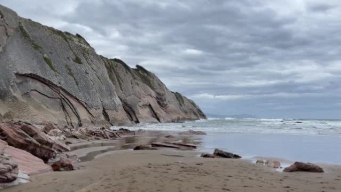 海浪在伊塔伦海滩上岸