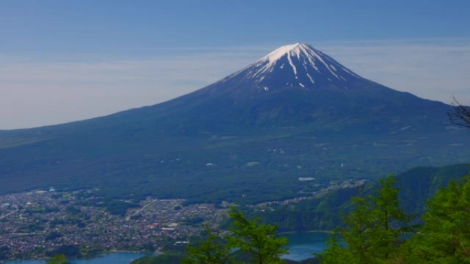 从新鲜的绿色新道山口看到富士山和川口湖