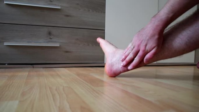 欧洲男子疼痛运动后跟腱断裂手术引起的跟腱疼痛显示运动损伤事故后恢复力量和活动的愈合过程脚跟和脚踝
