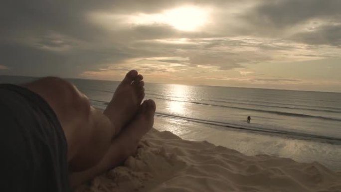 巴西塞阿拉日落沙丘。在假期旅行中享受下午晚些时候的男人脚。