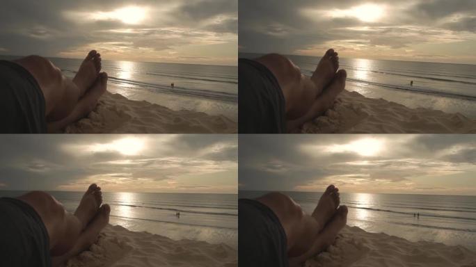 巴西塞阿拉日落沙丘。在假期旅行中享受下午晚些时候的男人脚。
