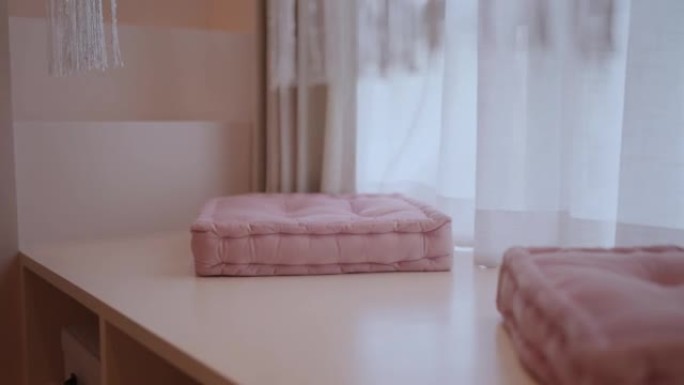 家居室内设计细节现代干净客厅柔软舒适的阳光枕头室内装饰装饰在白色木制沙发上多莉拍摄特写，家居甜蜜的家