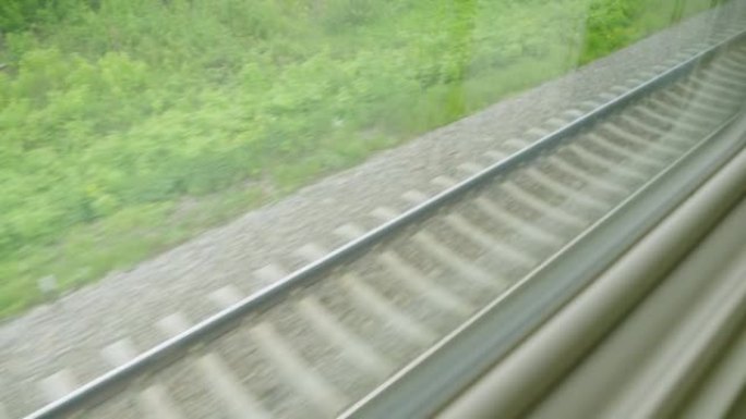 在行驶中的火车内，从窗户看