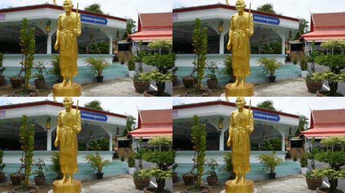 泰国柴纳特 (Chai Nat) 的Phra Kaew Wat的黄铜铁钟悬挂和和尚雕像