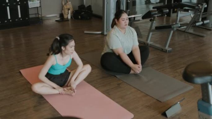 伸展和热身身体准备在线瑜伽课。
