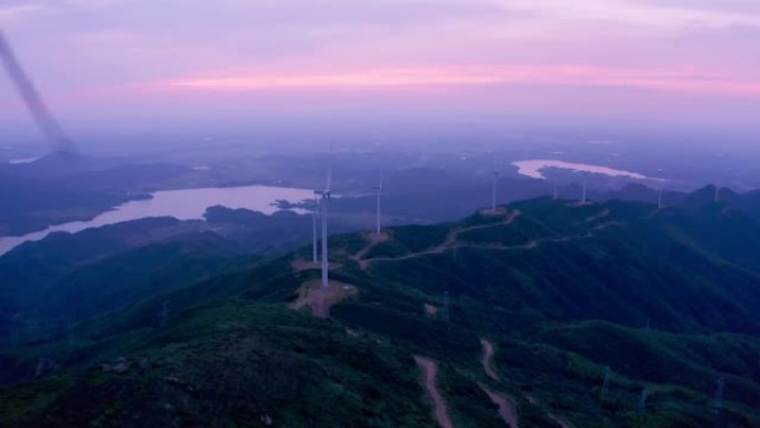 山区风力发电场景的航拍照片