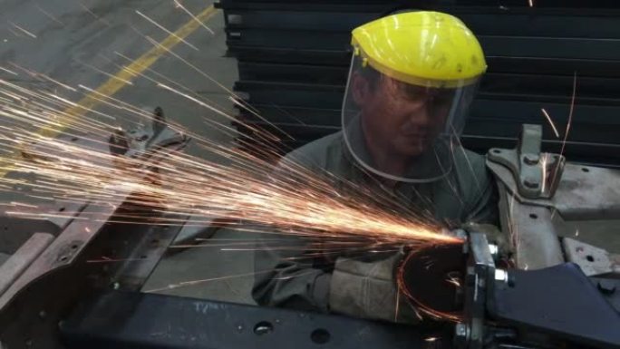 人磨技术工人火花焊接