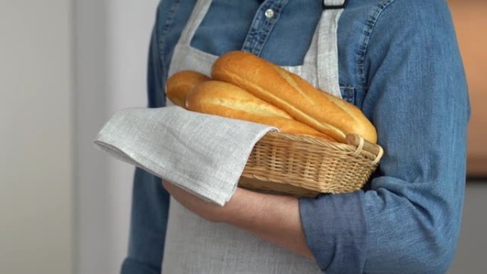 用烤法式长棍面包手握篮子。面包。面包店