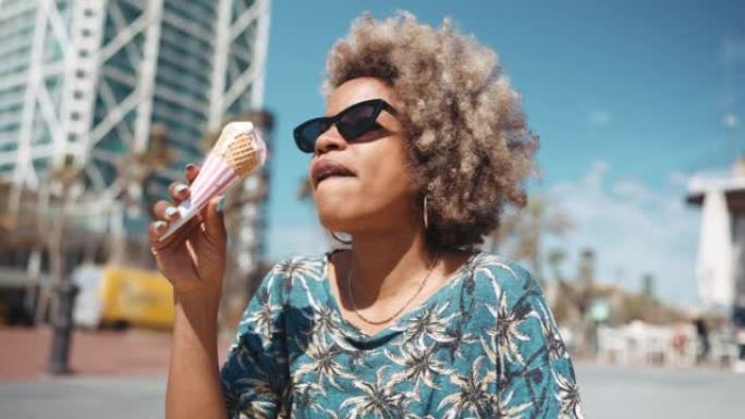 快乐的非洲白发女人吃冰淇淋