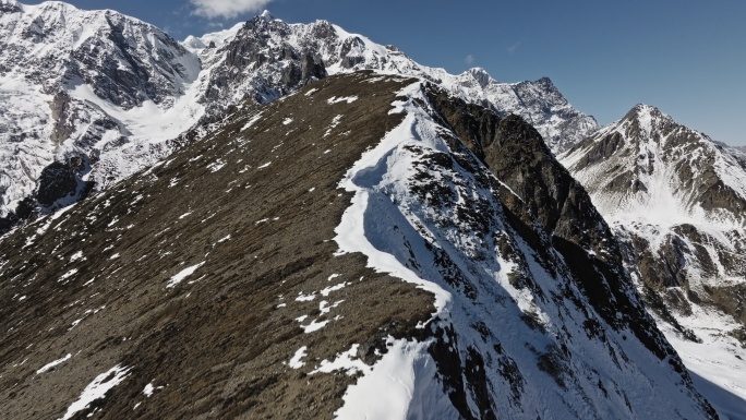 梅里雪山虫草线岩石雪山山脊线