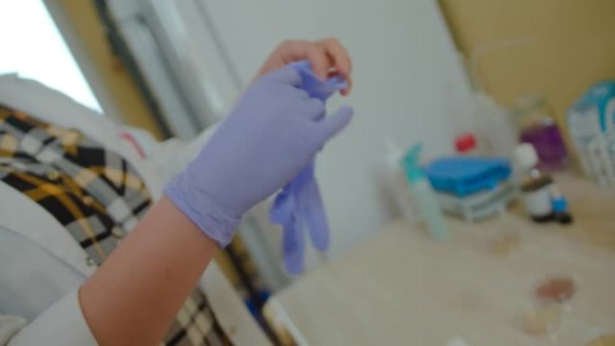 医生或护士戴上蓝色丁腈手术防护手套