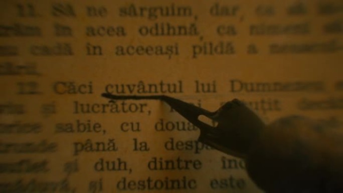 手工强调罗马尼亚旧圣经的文字