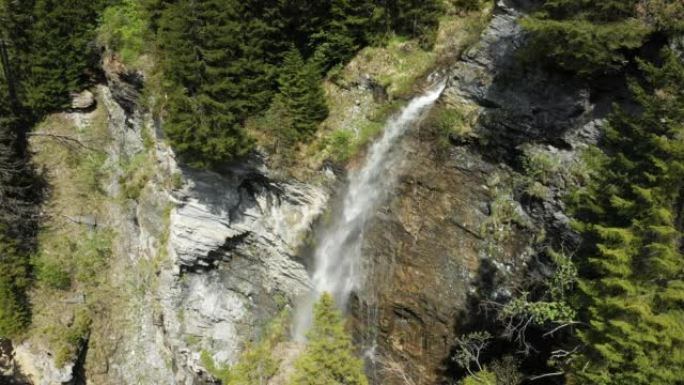 夏季，阳光明媚的日子，绿色森林中的瀑布，朝向欧洲的圣盖林湖，法国，阿尔卑斯山的博福特。
