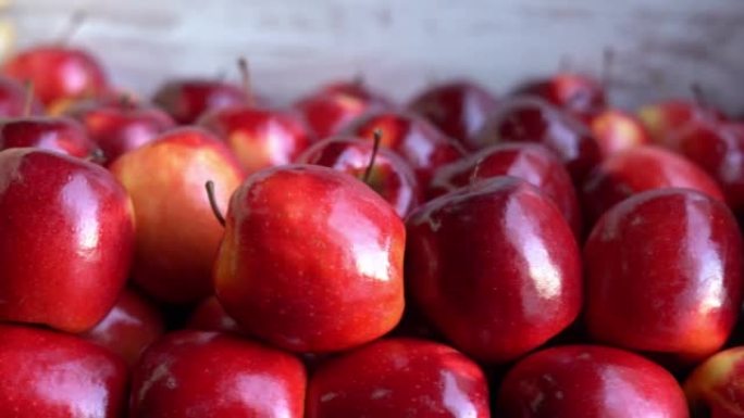 许多明亮开胃的红苹果随时可以吃。