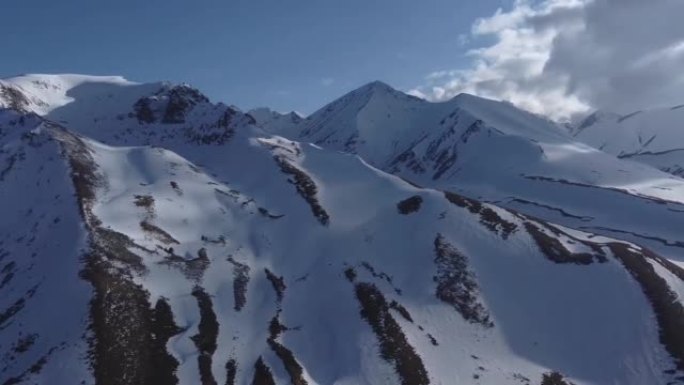 早春雪中高加索山脉的山坡