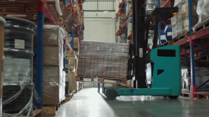 仓库工人使用汽车和叉车，将纸板货物装载在用于跨国出口的货架上