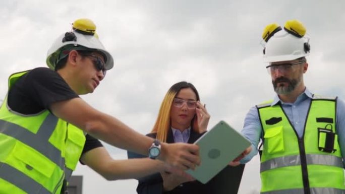 团队维护工程师男人，女人检查建筑物露台上的工作，建筑物空调系统的维护