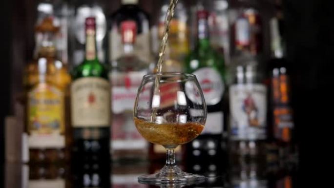 酒吧里，酒保正在往玻璃杯里倒威士忌，一名男子拒绝喝酒。