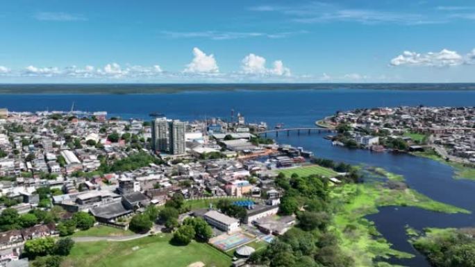 巴西马瑙斯市中心北部地区的城市景观，亚马逊河沿岸和亚马逊丛林。