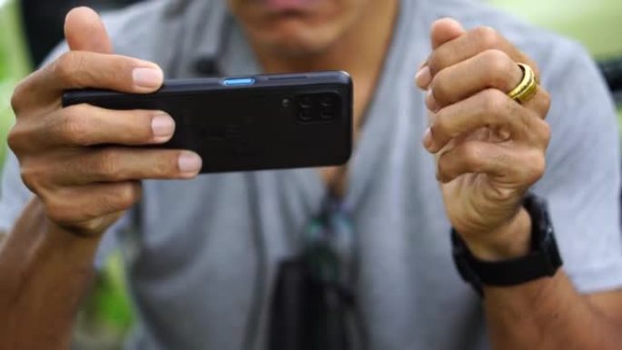 使用智能手机在线交流的男人的手的特写镜头。