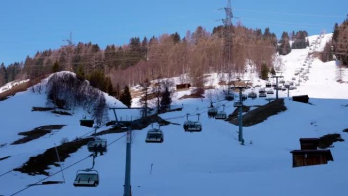 滑雪缆车在奥地利阿尔卑斯山的雪域景观上移动。