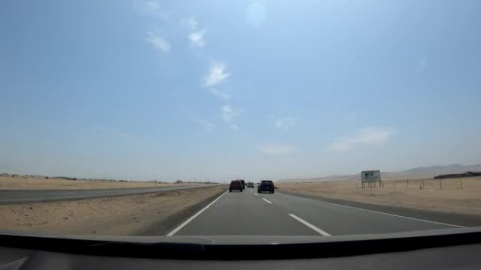 白天，视点延时摄像机沿着无尽的沙漠高速公路行驶