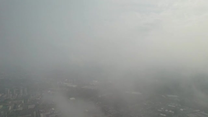 在城市上空的云层中飞行。从薄云中飞入和飞出云层的摄像机视图。版本2。
