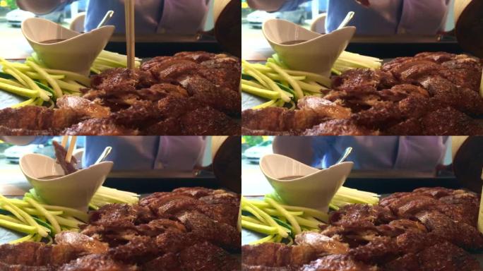 女人在日本餐馆用筷子吃脆皮鸭。