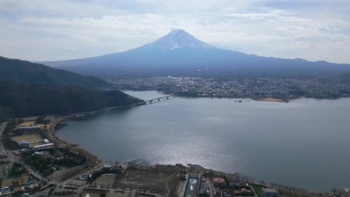 与富士山一起的川口城市景观的空中前方