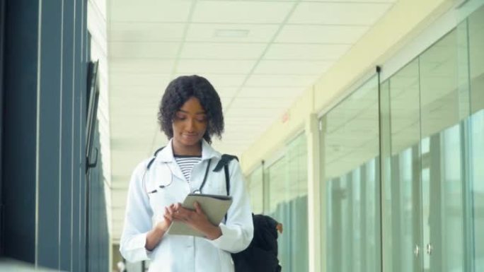 非裔美国学生在医院用平板电脑实习。新型现代化的全功能医疗设施。医学、保健和人的概念，在线教育