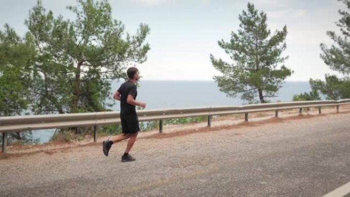 运动员跑步。适合在公路上锻炼的男铁人三项运动员。活跃的运动员晨跑。男性跑步者慢跑。健身动机。耐力跑步