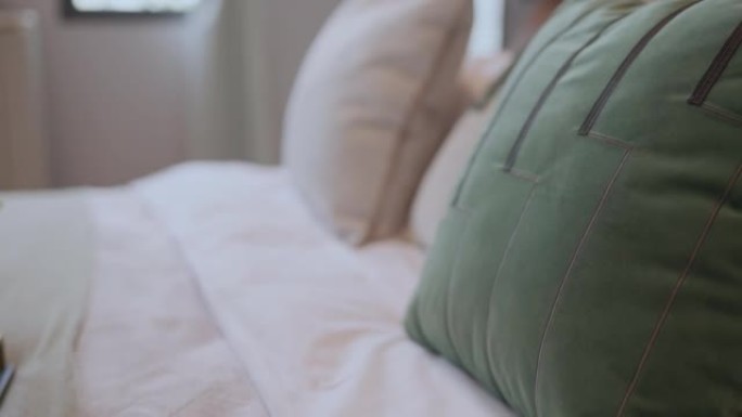 卧室室内设计多莉拍摄，家居室内概念软枕头布置在特大白色毯子床垫卧室与白色窗帘背景家居甜蜜家居室内创意