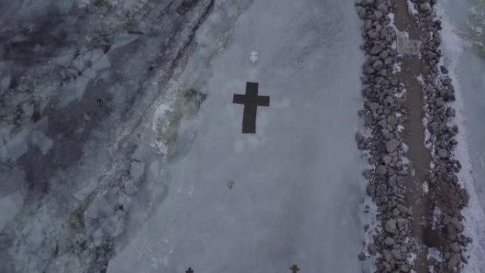 在河上的冰上飞越十字架