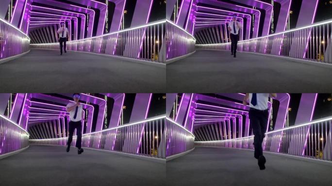 晚上，商务男士在桥上体验VR眼镜的跑步游戏