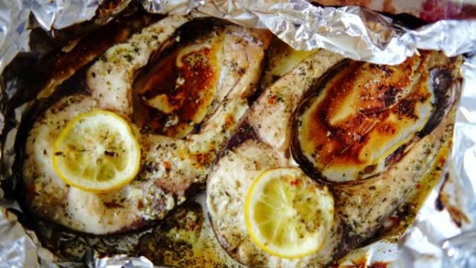 烤鱼鲢鱼排。用锡箔纸在烤箱里烤的鱼片，加上柠檬和香料。