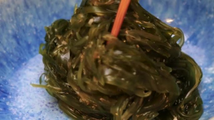 与ponzu酱一起食用的 “生鱼片海带” 视频。