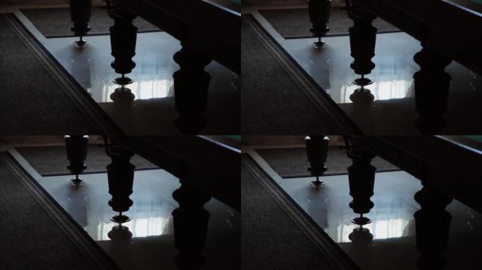 背光灯中的台球桌腿在瓷砖地板上