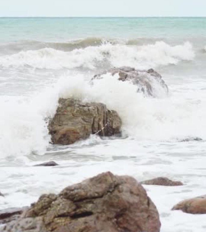 海浪猛烈地冲击着岩石。