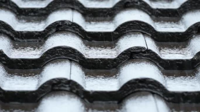 雨季，黑瓦屋顶房屋倾盆大雨